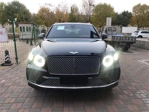 23款宾利添越3.0T插电混现车价格243万