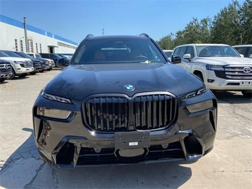 24款宝马X7M运动增强3.0T卓越豪华顶配