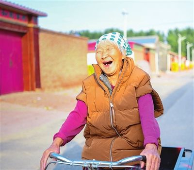 武清区大良镇金辛庄村80多岁的张大娘，用笑容诠释着乡村振兴带来的幸福生活。 陈九志 摄