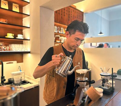 店主王岩正在冲泡咖啡。