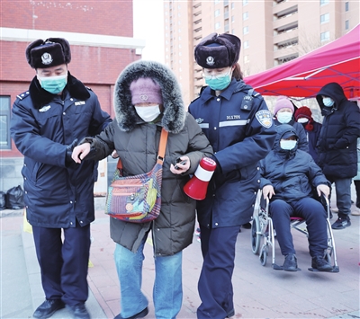 市公安局党员民警在河庭花苑核酸筛查点服务群众。