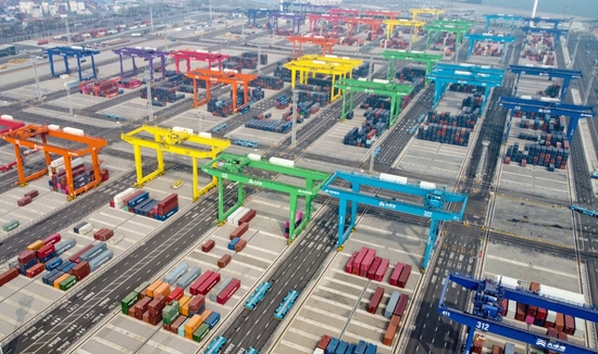 ↑这是4月9日拍摄的天津港北疆港区C段智能化集装箱码头（无人机照片）。