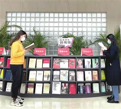 8。在党的二十大召开之际,南开大学图书馆特别推出主题书展,展示党的光辉历程和辉煌成就。 本报记者 姜宝成 通讯员 付士娟 摄