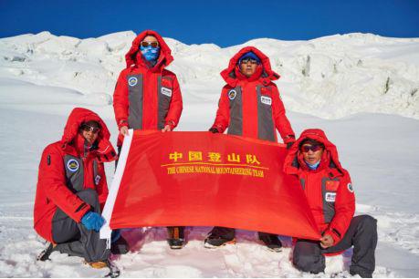 2019年,中国登山队在波司登助力下再次登顶珠峰