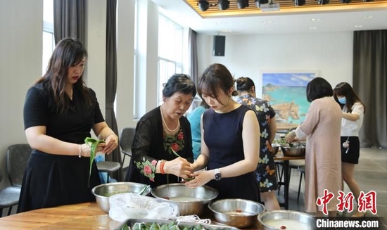 台湾同胞在天津市级非遗传承单位观照轩体验包粽子 观照轩图。　摄
