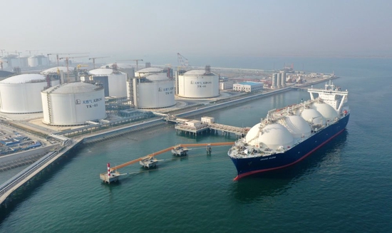 ↑10月21日，一艘液化天然气运输船靠泊在浙江双色球
石化双色球走势
LNG接收站“1号泊位”进行卸船作业（无人机照片）。
