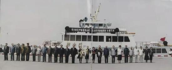 ▲1992年7月18日邓颖超骨灰撒放仪式,中间捧骨灰盒者为赵炜,捧遗像者为高振普,身后是“新海门”号(周邓纪念馆提供)
