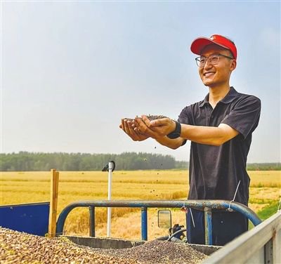 南蔡村镇丁家瞿阝 村 “一肩挑”张鸿勋展示丰收的黑小麦。
