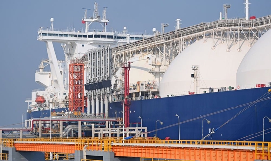 ↑10月21日，一艘液化天然气运输船靠泊在中国石化天津LNG接收站“1号泊位”。