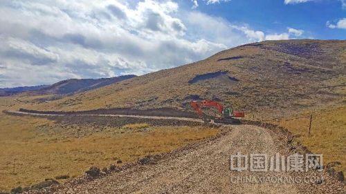 泽库县和日镇智合茂村公路施工现场