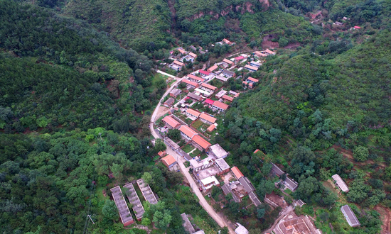 地处深山中的陡子峪乡前干涧村（2016年9月6日摄）。新华社记者 岳月伟 摄