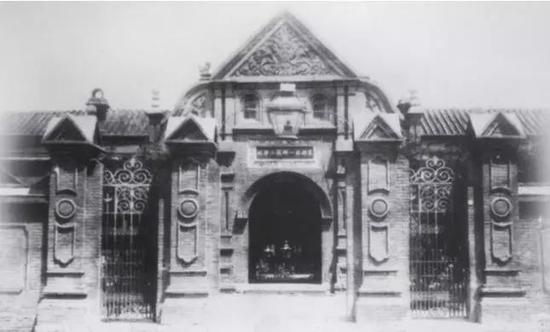 【中营小学建校初期的大门】