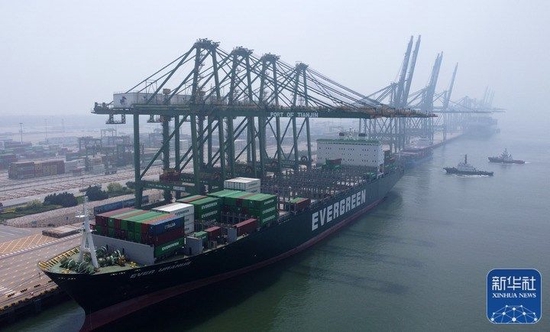 ↑这是7月14日拍摄的天津港太平洋国际集装箱码头（无人机照片）。新华社记者 赵子硕 摄