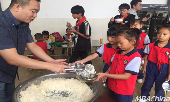 南开MBA中心刘硕老师为孩子们打饭