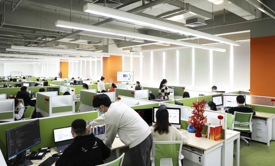 2023年1月5日，天津卓朗科技发展有限公司的员工正在工作。（受访者供图）
