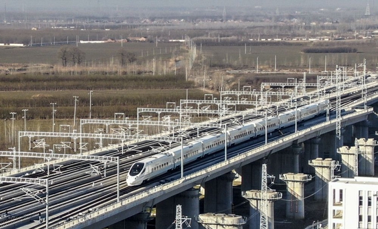 D6601次列车即将驶入宝坻站（2022年12月30日摄）（无人机照片）。新华社记者孙凡越摄