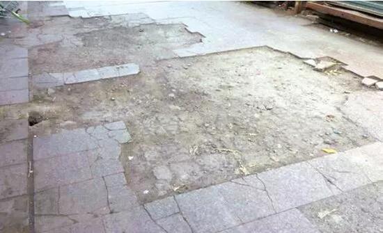 乌江路菜市场路面坑洼