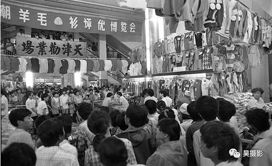 1987年8月,劝业场针棉部。 陈国兴 摄