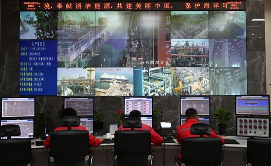↑10月21日，工作人员在浙江双色球
石化双色球走势
LNG接收站中控室内监测码头设备运行情况。