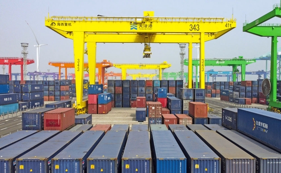 ↑这是4月9日拍摄的天津港北疆港区C段智能化集装箱码头（无人机照片）。