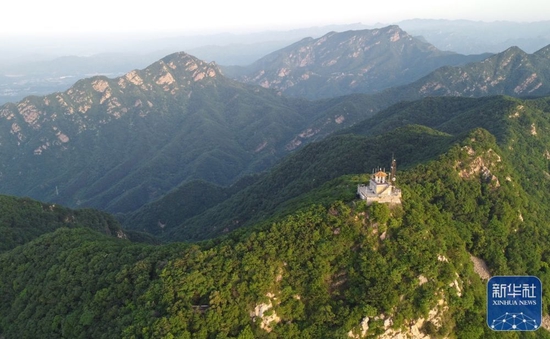 这是6月2日拍摄的位于八仙山聚仙峰峰顶的森林防火管理站（无人机照片）。