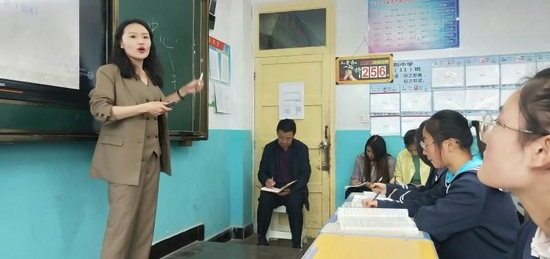 杨惠宇在甘肃的课堂里给学生们讲课。(受访者提供)