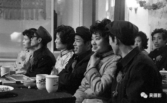 1982年1月,建材局十五对青年喜结良缘。 韩振铎 摄