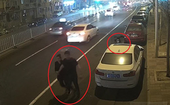 史某被女友拉走,房某仍在砸车(监控截图)