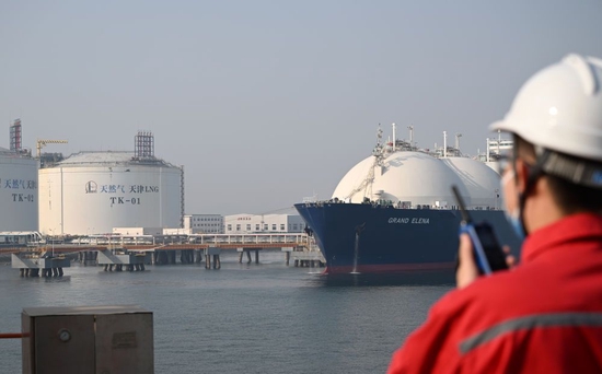 10月21日，卸船经理在中国石化天津LNG接收站码头指挥船舶作业。