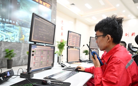 ↑10月21日，工作人员在中国石化天津LNG接收站中控室内监测码头设备运行情况。