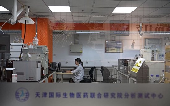 工作人员在天津国际生物医药联合研究院分析测试中心内办公。新华社记者赵子硕 摄