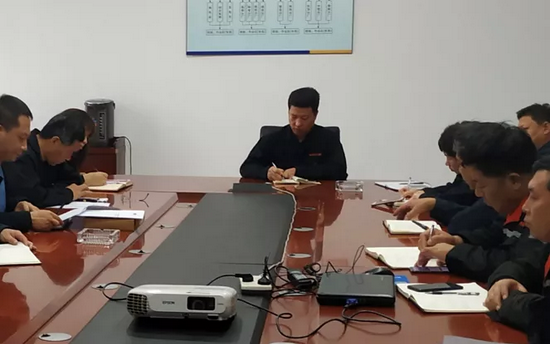 ▲退出过程中,孟庆利召开各部门协调会