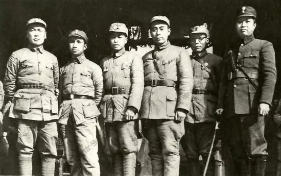 1939年,周恩来在皖南泾县新四军军部