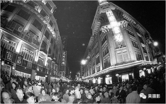 1991年2月,劝业场夜市灯节。杨新生 摄