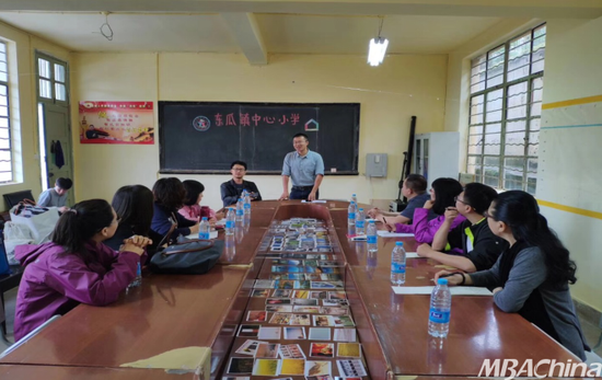 分众美丽小学王珂校长介绍建校历史及教学情况