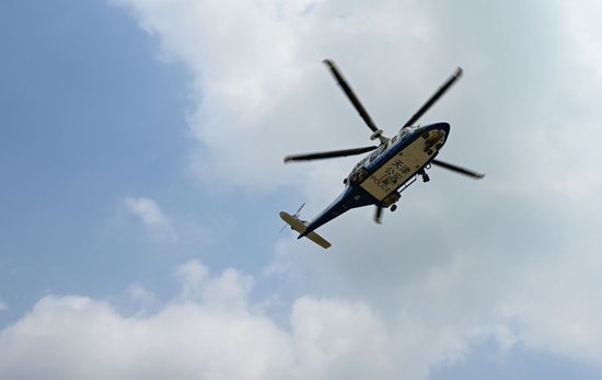 8月8日，天津市公安局警务航空总队直升机在天津市静海区台头镇上空执行任务。新华社记者 孙凡越 摄