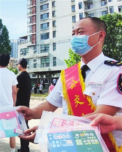 　高考首日，天津公交8路车队志愿者来到第二南开中学考点，赠送“高考加油包”、发放爱心物资等。