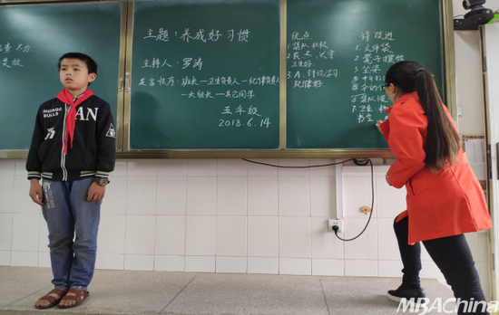 五年级班主任凡红梅老师组织暮省课