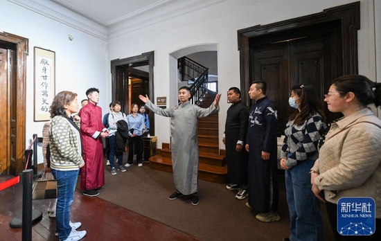↑在梁启超纪念馆饮冰室,话剧演员与游客进行互动式沉浸演出(4月29日摄)。