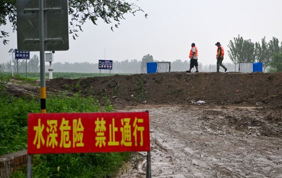 在天津市武清区黄花店镇邵七堤村，公安人员和村志愿者进行巡查值守。新华社记者 孙凡越 摄