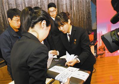 图 工作人员开封检查摇号设备。