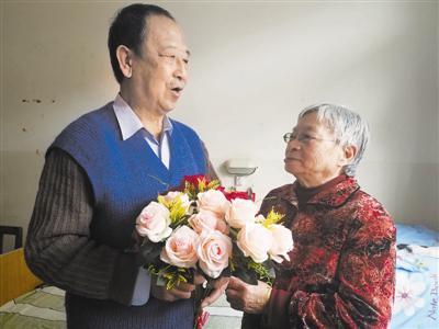 申振亚(左)在为老伴儿唱歌