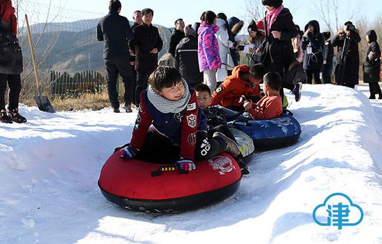 小穿乡野公园的滑雪场吸引了不少游客
