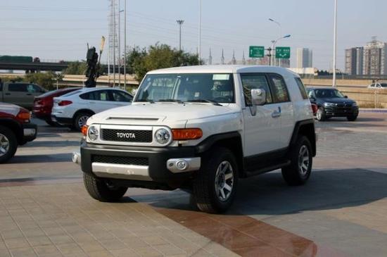 17款丰田FJ酷路泽双油箱外观个性拉风