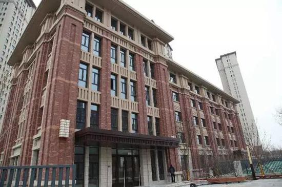 河东区第一家公办养老机构。坐落在富民路街道雍景湾社区