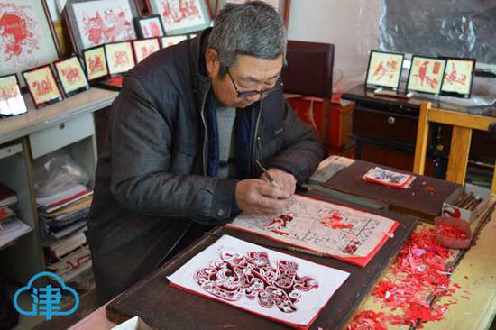 刘士存在制作剪纸