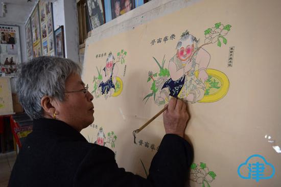 年画传承人董静的家人绘制年画
