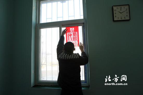 服刑人员将亲手制作的“新时代”吊钱、“中国梦”吊钱贴在监区里