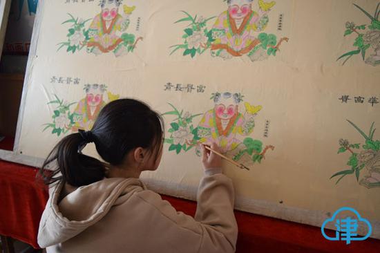 年画传承人董静的孙女绘制年画