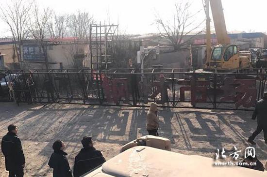 工作人员正在拆除欣源钢材市场内的违建